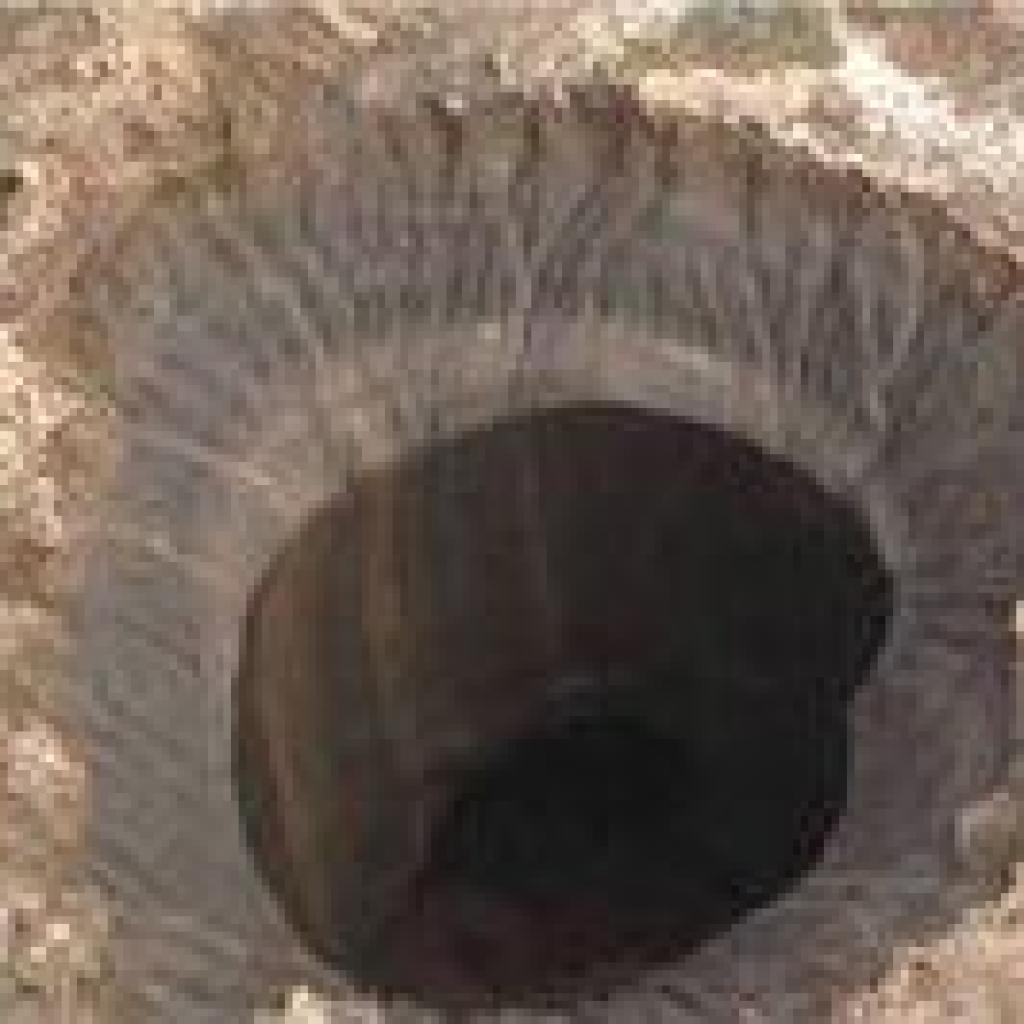 Огромные дыры жены. Карстовые воронки на Ямале. Дыра в земле на Ямале. Глубокая яма. Ямальский кратер.